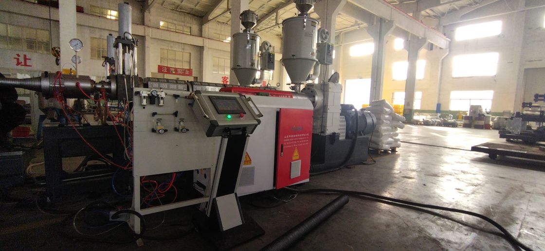 Automatische Extrusionslinie für doppelwandige Wellrohre mit fortschrittlichem SPS-Steuerungssystem und 28/36 Formpaaren für einen Rohrdurchmesserbereich von 50 mm - 200 mm