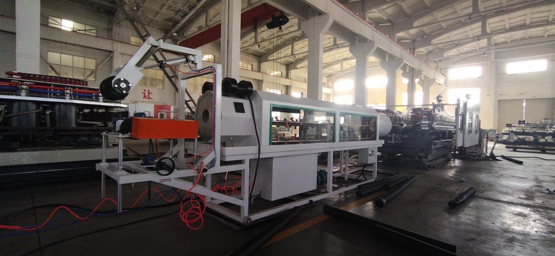 Automatische Extrusionslinie für doppelwandige Wellrohre mit fortschrittlichem SPS-Steuerungssystem und 28/36 Formpaaren für einen Rohrdurchmesserbereich von 50 mm - 200 mm