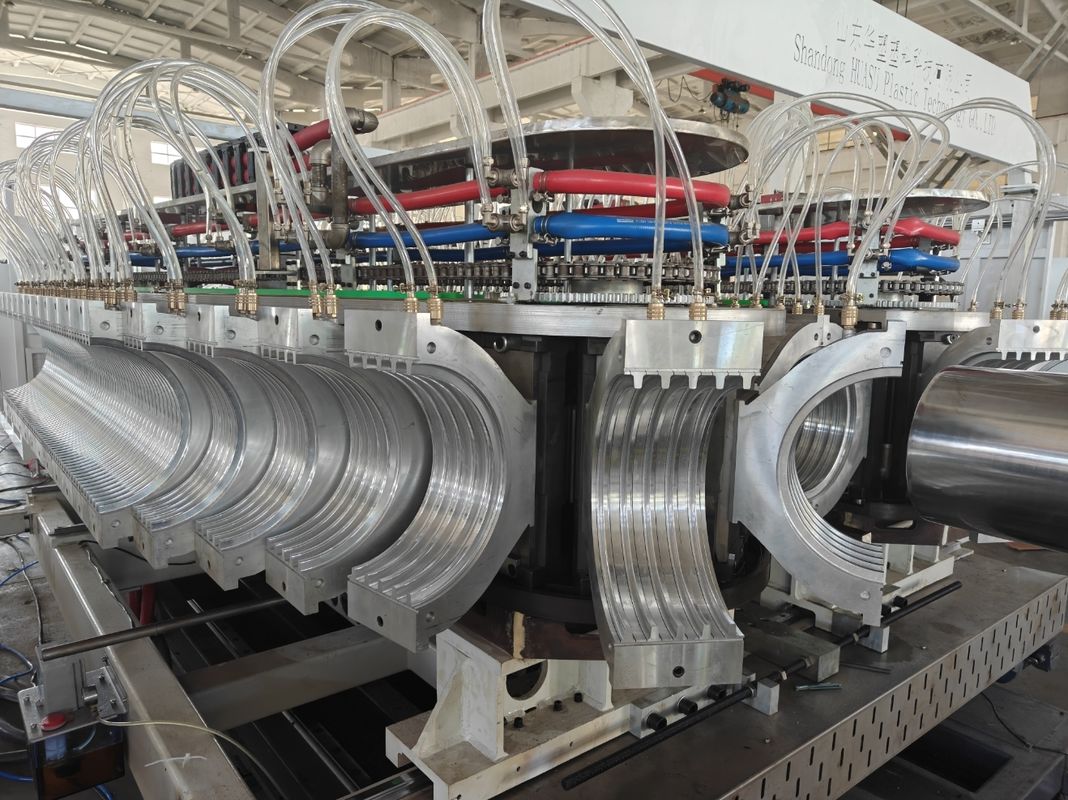 Gewölbte Doppelsträngen-Plastikrohr-Extruder-Produktionslinie hohe Effizienz