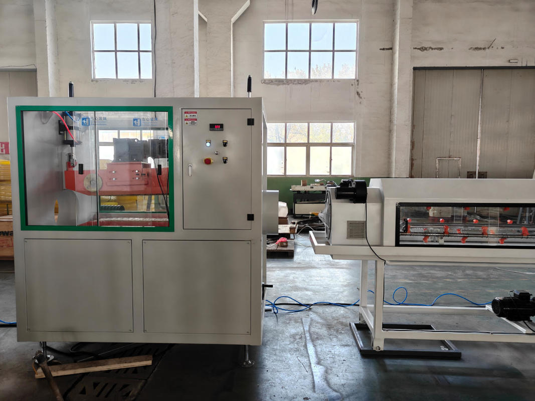 Doppelwandgewölbte Rohr-Extrusionslinie mit Omron-Temperaturregelung und planetarischem Schneiden für PE-PP-PVC-Rohre